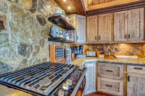 Quiet Blue Ridge Cabin with Hot Tub, Mountain Views! in Blue Ridge, USA