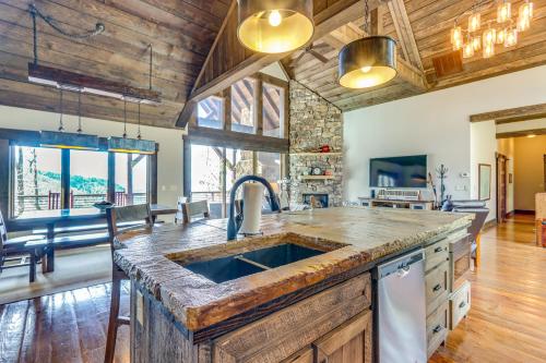 Quiet Blue Ridge Cabin with Hot Tub, Mountain Views! in Blue Ridge, USA