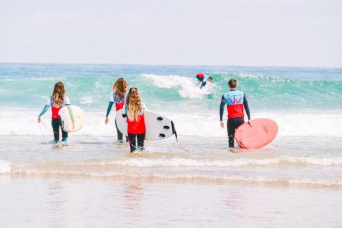 Escuela de Surf WAVES SOUND - Alojamiento y Curso de surf