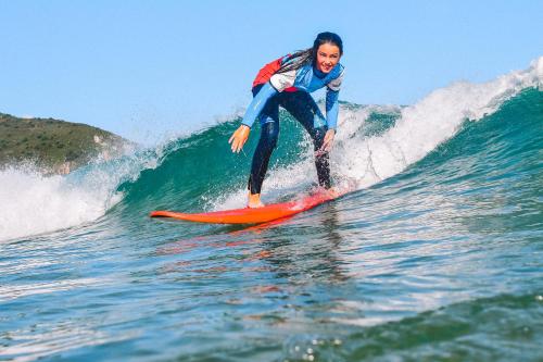 Escuela de Surf WAVES SOUND - Alojamiento y Curso de surf