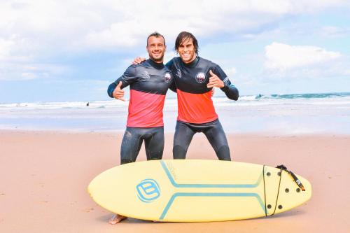 Escuela de Surf WAVES SOUND - Alojamiento y Curso de surf