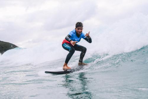 Escuela de Surf WAVES SOUND - Alojamiento y Curso de surf