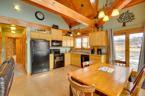 Off The Beaten Path Cabin with Mtn Views and Hot Tub in Columbus (Montana)