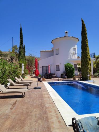 Villa Torre mit Pool und Bergpanorama