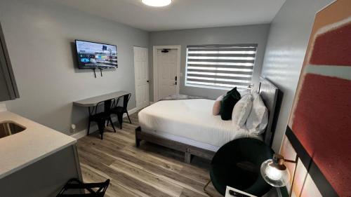 Oceano Suites Daytona Beach Room Type - Deluxe Queen Suite