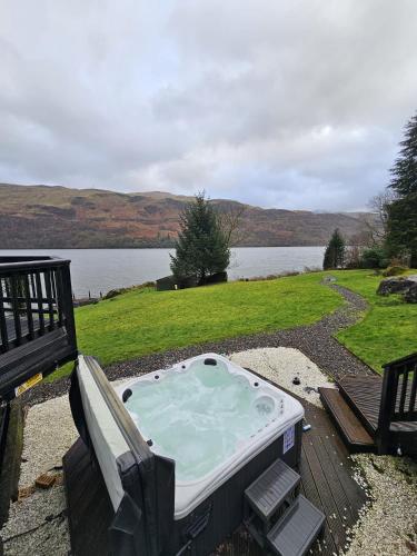 WATERSIDE 3 BED COTTAGE, HOT TUB, SAUNA, PVT BEACH in Arrochar