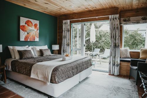 Tatahi Lodge Beach Resort in Hahei