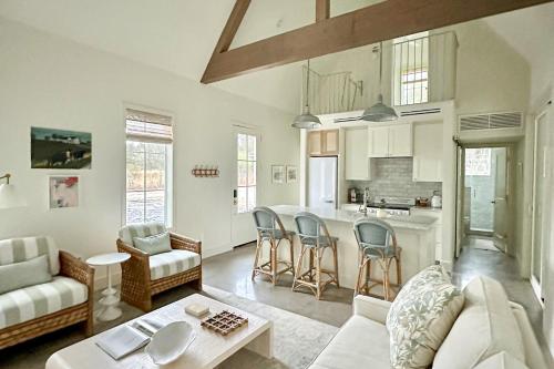 Off-Grid & Elegant Farmhouse Near Somerville Lake