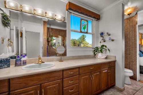 Secret Stairs Apt Hollywood Hills - image 10