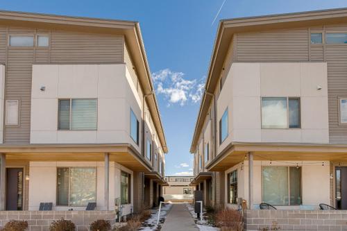 Denver Retreat with Rooftop Deck Walk Downtown! in Denver, USA