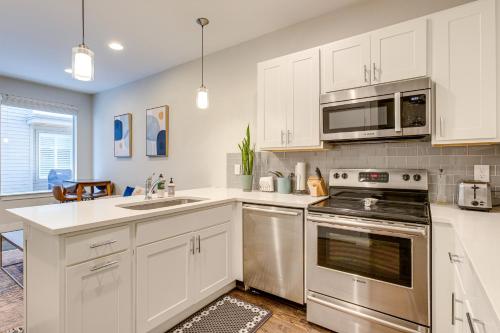 Denver Retreat with Rooftop Deck Walk Downtown! in Denver, USA