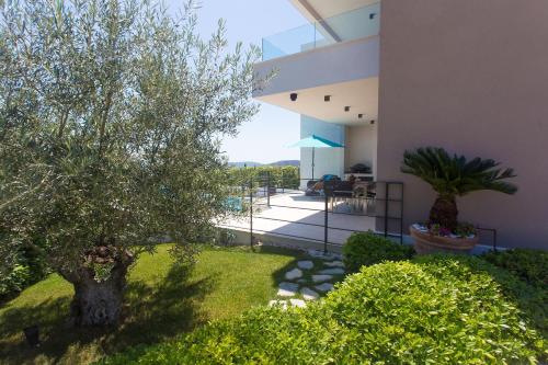 Holiday house with a swimming pool Vinisce, Trogir - 22073