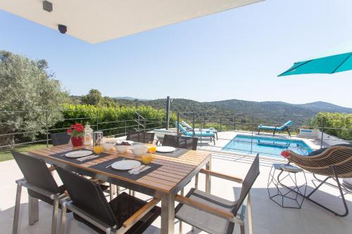 Holiday house with a swimming pool Vinisce, Trogir - 22073