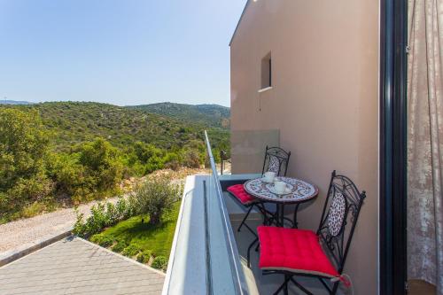 Holiday house with a swimming pool Vinisce, Trogir - 22073