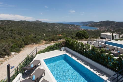 Holiday house with a swimming pool Vinisce, Trogir - 22073