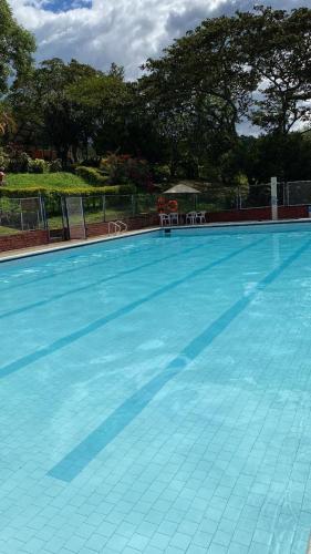 CABAÑA EN MONIQUIRA CON PISCINA