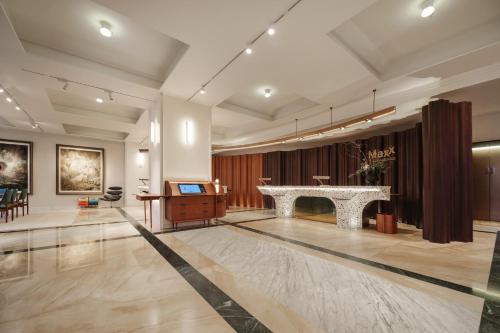 レ スイーツ オリエント、バンド 上海 (上海東方商旅酒店)