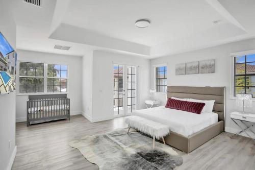 Family and Modern House in Tamiami, USA