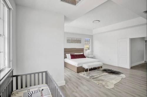 Family and Modern House in Tamiami, USA