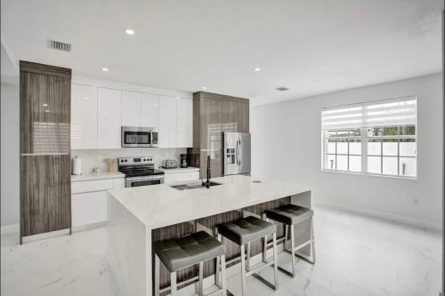 Family and Modern House in Tamiami, USA