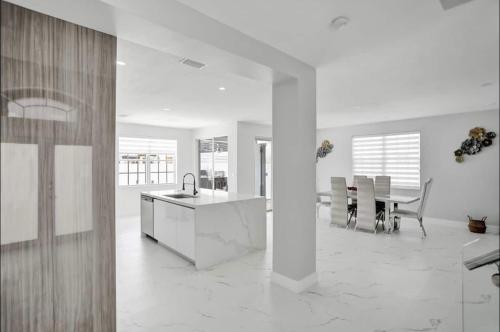 Family and Modern House in Tamiami, USA