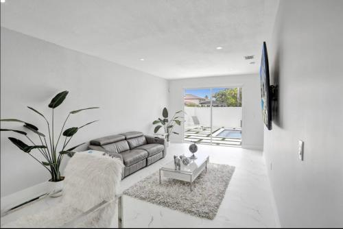 Family and Modern House in Tamiami, USA