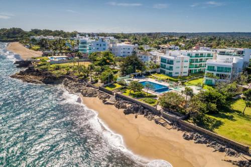 Luxury Beachfront Penthouse with Private Rooftop