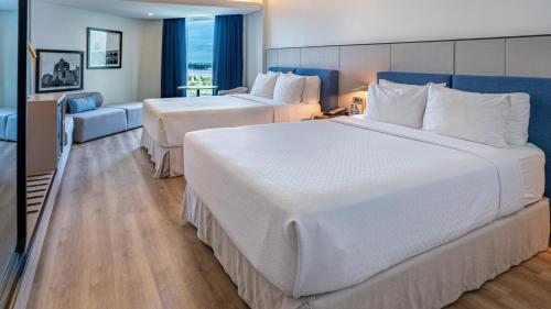 2 queen beds