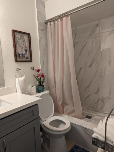 2Bedroom with Den and 2BA 4 Blocks to Santa Monica Beach in Los Angeles, USA
