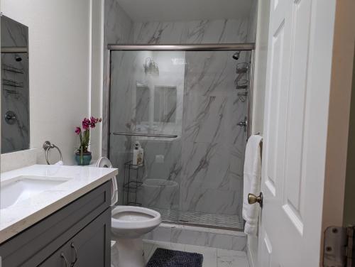 2Bedroom with Den and 2BA 4 Blocks to Santa Monica Beach in Los Angeles, USA