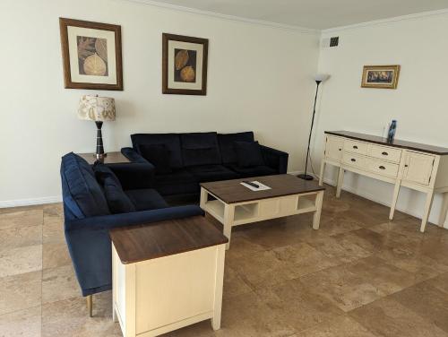 2Bedroom with Den and 2BA 4 Blocks to Santa Monica Beach in Los Angeles, USA