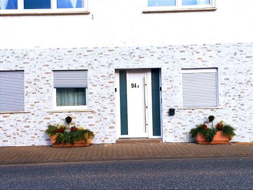 RIVER VIEW NEAR FRANKFURT - 3 ROOMS-4 BEDS & 1 SOFA BED -AIR CONDITION- Private PARKING in Hainburg