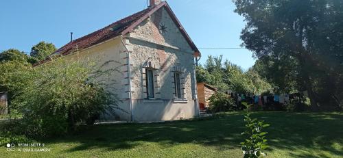 Maison au bord d'un ruisseau