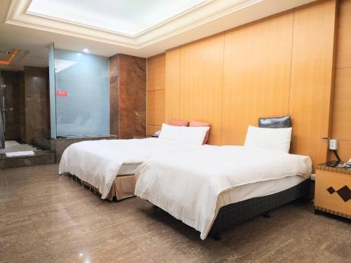 1 king bed, 1 twin bed