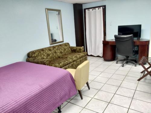 Queen Bed Shared Room Near Coliseo de Puerto Rico in Hato Rey Central