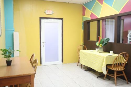 Queen Bed Shared Room Near Coliseo de Puerto Rico in Hato Rey Central