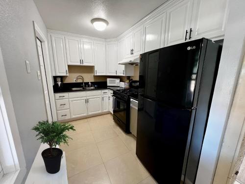 Kitchen, SeaWorld Retreat: 4BR House/Jacuzzi/BBQ in North Clairemont