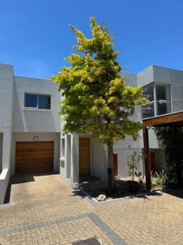 Luxury Townhouse in Stellenbosch CENTRAL (BACK-UP POWER)