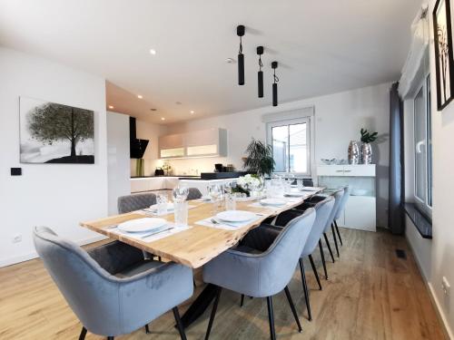 BohnApartments Luxury Villa Berlin - 210qm - Wintergarten - Kamin - 4 kostenlose Parkplätze - 6 Schlafzimmer - Neubau - Luxusausstattung in Birkenwerder, Deutschland