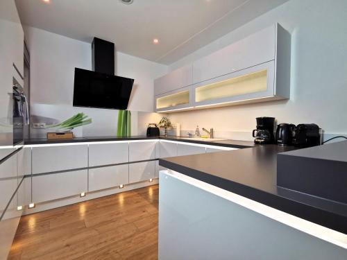 BohnApartments Luxury Villa Berlin - 210qm - Wintergarten - Kamin - 4 kostenlose Parkplätze - 6 Schlafzimmer - Neubau - Luxusausstattung in Birkenwerder, Deutschland