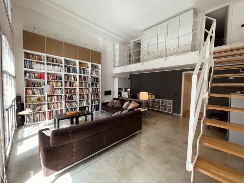 Ampio Loft su due livelli con giardino, Mediolan