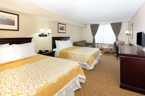 Deluxe Queen Room with Two Queen Beds - Non-Smoking