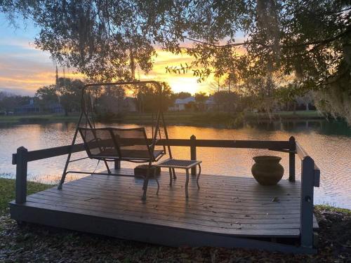 Tranquil studio apartment with lake views in Bradenton, USA