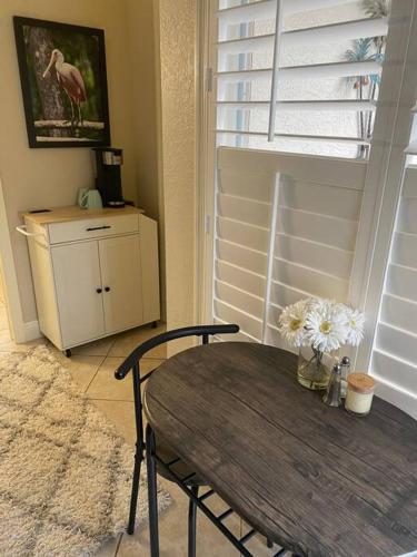 Tranquil studio apartment with lake views in Bradenton, USA
