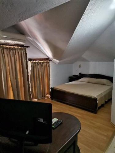 1 king bed, 1 sofa bed