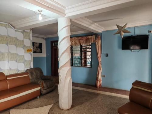 Elizz guest house in أكرا