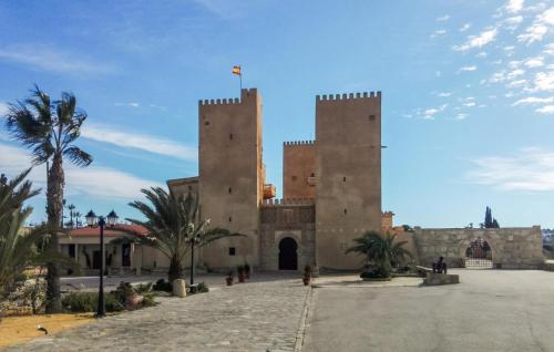 Three-Bedroom Apartment in Torrevieja - image 4