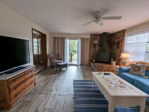 Shared lounge/TV area, Peaceful Family Lake House in Keystone Heights