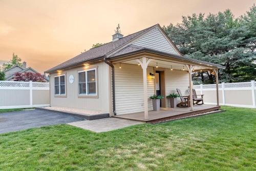 AmishGuestCottage~cozystudio~hottub~patio