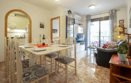 Three-Bedroom Apartment in Torrevieja - image 9